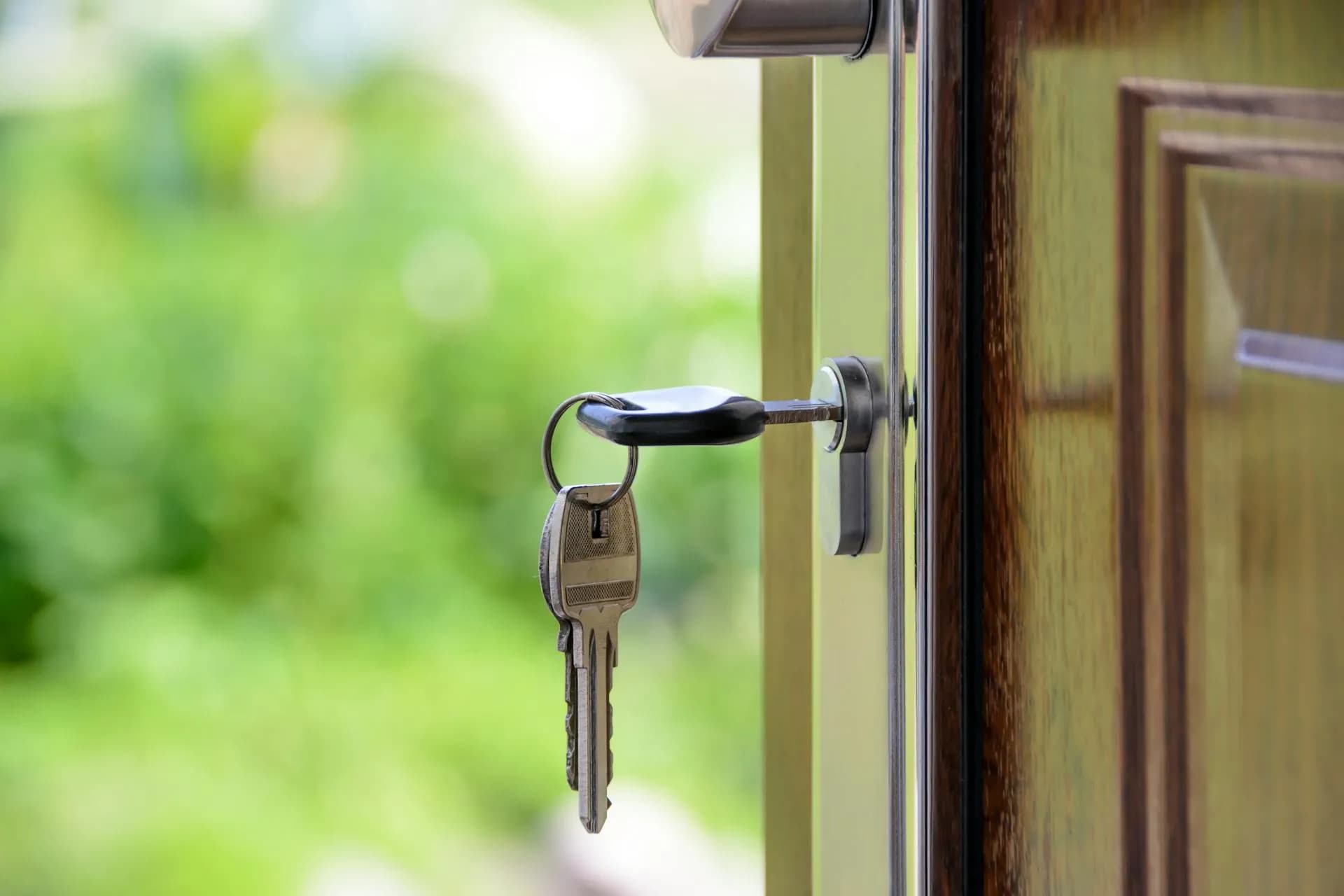 Clés d'un logement acheté avec le PTZ posées sur un bail de location — règles de mise en location PTZ 2026