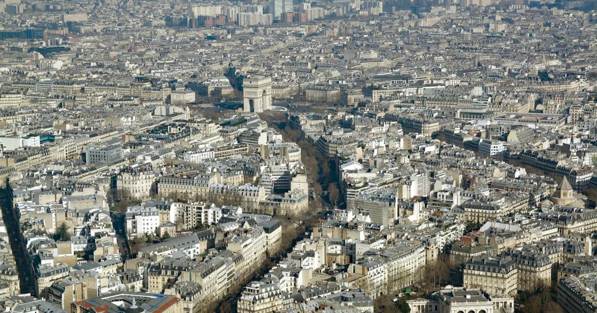 Vue aérienne de Paris et de l'Arc de Triomphe, illustrant le classement des 53 grandes métropoles françaises pour le PTZ 2026