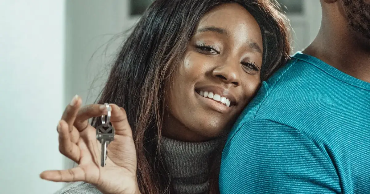 Couple primo-accédant recevant les clés de leur logement neuf acheté avec un PTZ en 2026